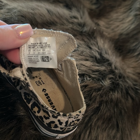 Converse all star girls size 5 low top leopard print converse w/ Velcro - Picture 5 of 5